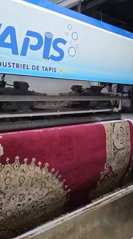 Lavage d’un tapis rouge dans notre machine TOP TAPIS